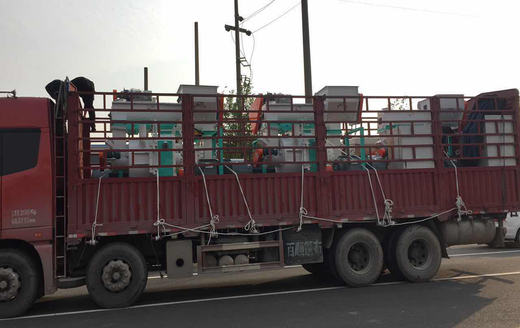 齊發(fā)機(jī)械“發(fā)、發(fā)、發(fā)”—湖南益陽(yáng)顆粒機(jī)順利發(fā)貨